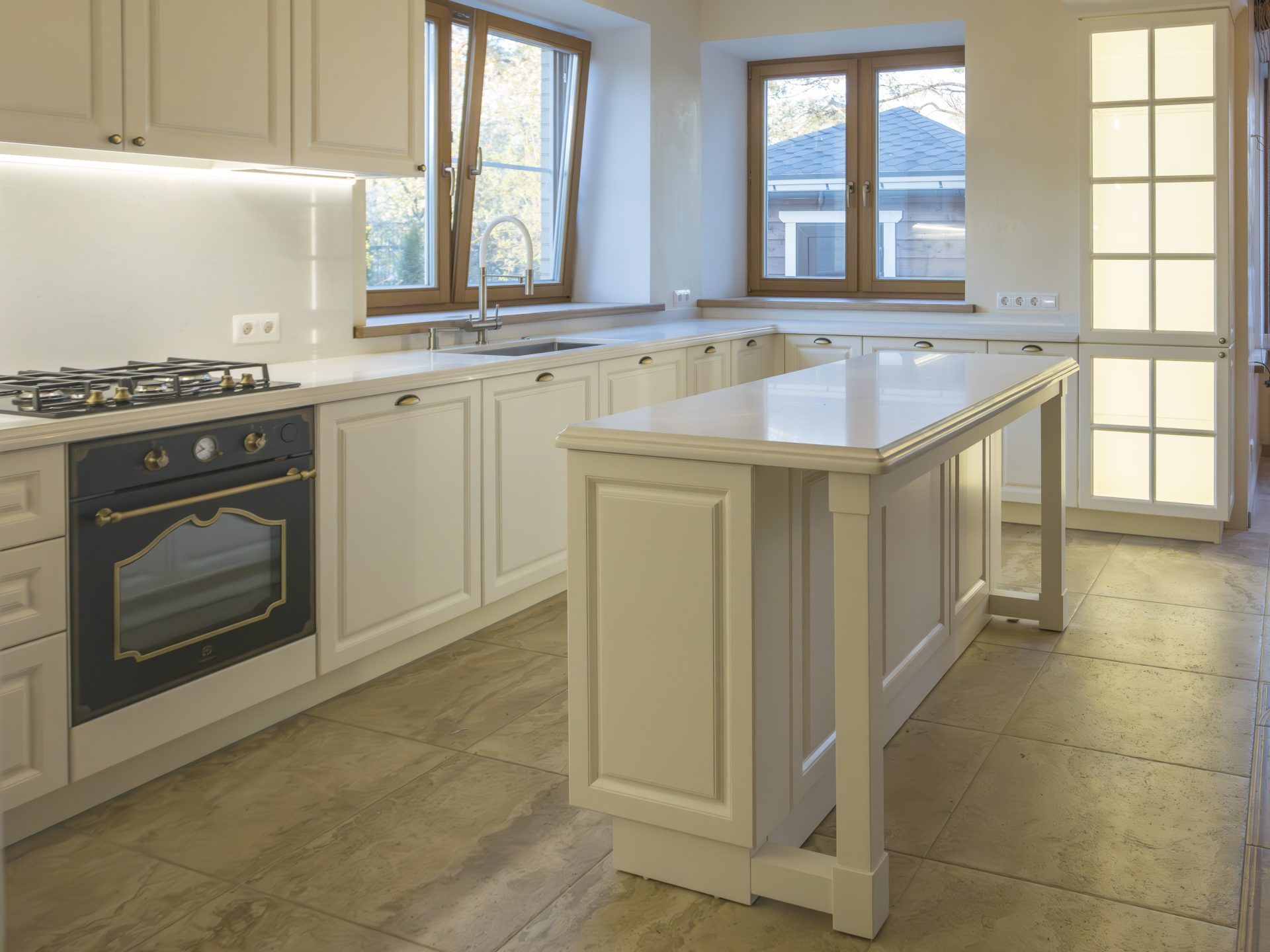 Островная кухня: преимущества и особенности планировки